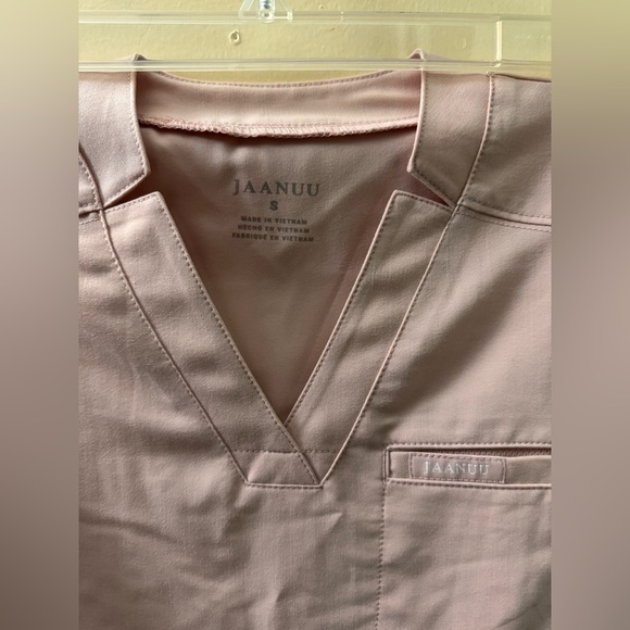 Jaanuu 3-pocket scrub top and cargo scrub pant in blushing pink - Picture 2 of 6